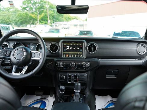 Used 2023 Jeep Wrangler Unlimited Sahara AWD/4WD image 9