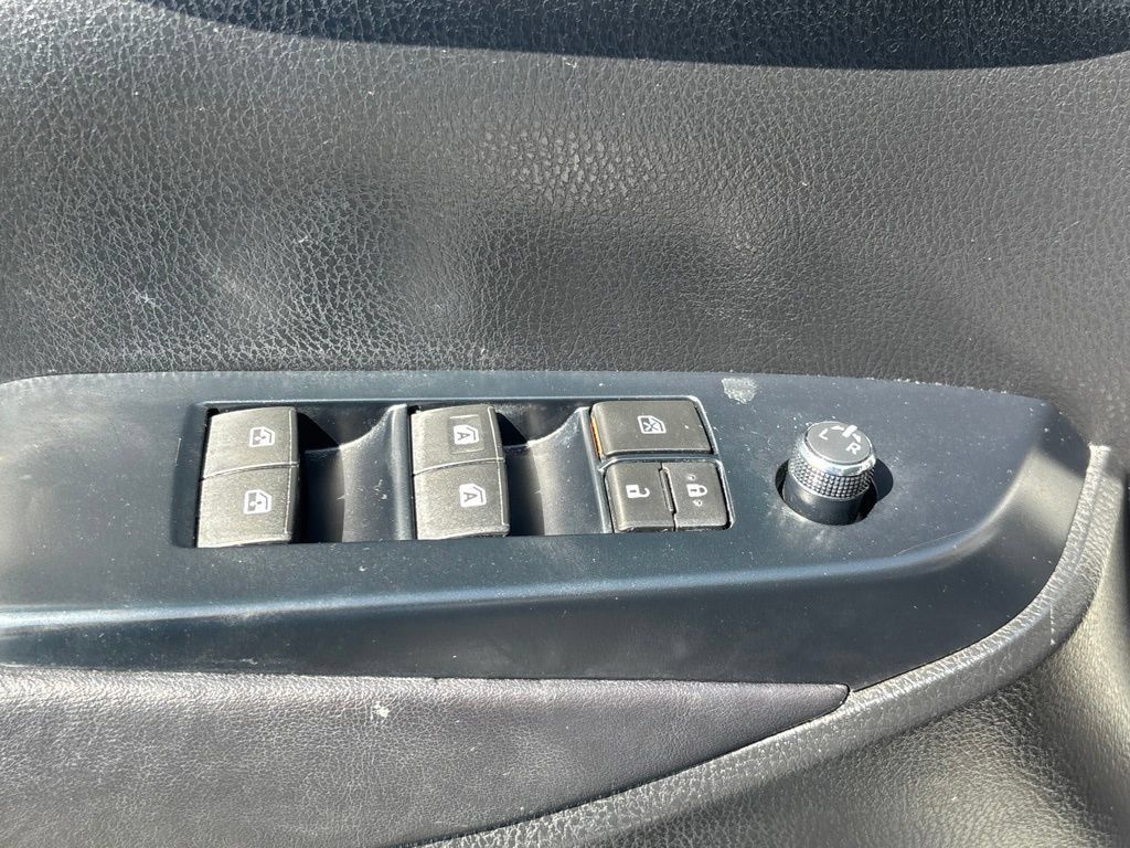 Used 2017 Toyota Highlander Plus FWD image 7