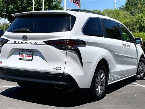 Used 2023 Toyota Sienna XLE FWD image 12