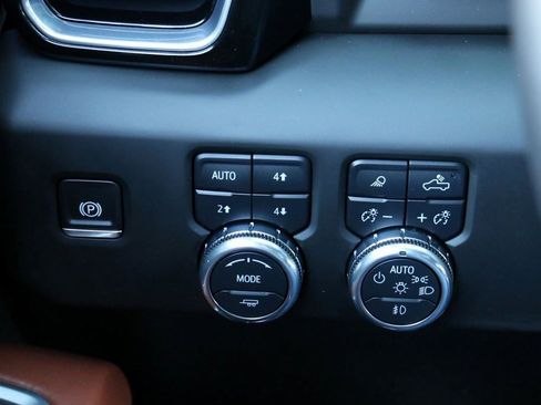 Used 2025 GMC Sierra 2500 Denali Ultimate image 18