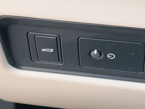 Used 2024 Jaguar XF R-Dynamic SE image 23