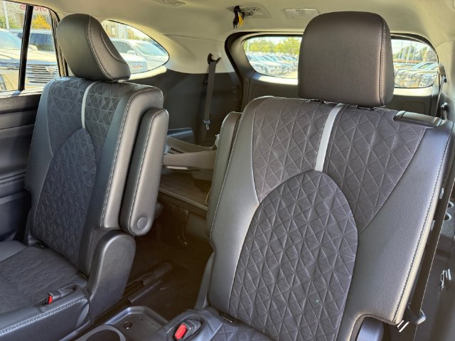 Used 2024 Toyota Highlander XLE FWD image 29