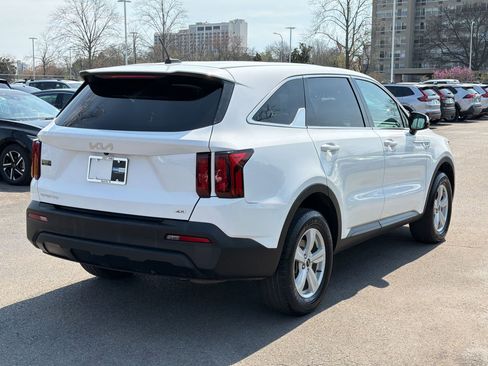 Used 2023 Kia Sorento LX image 9