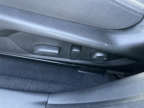 Used 2025 Subaru Crosstrek 2.0i Premium image 12