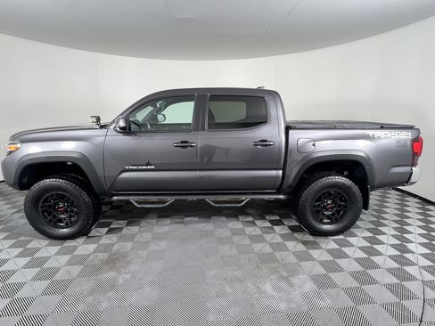 Used 2018 Toyota Tacoma TRD Off-Road image 8