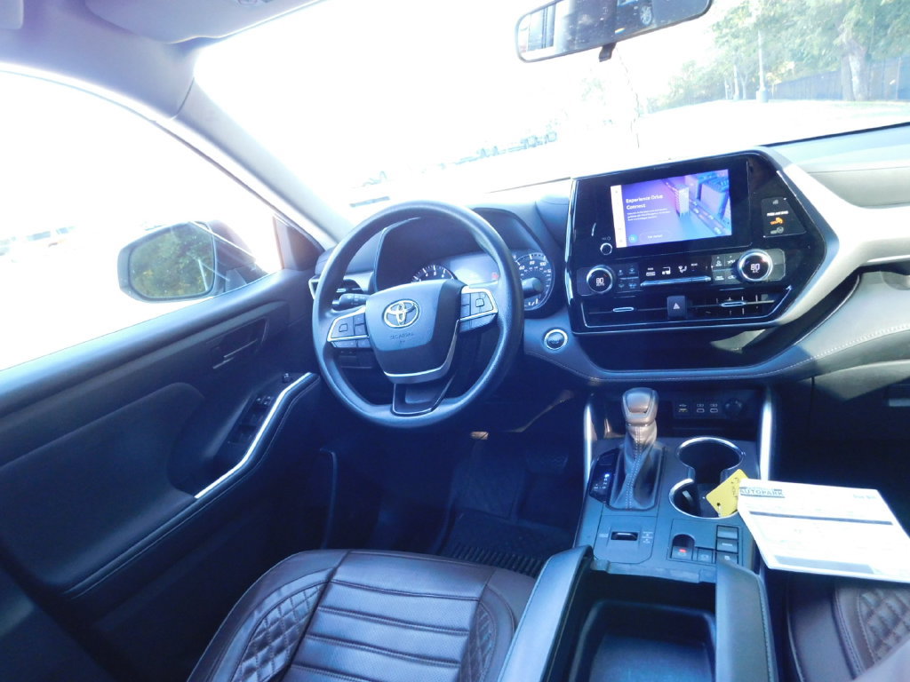 Used 2023 Toyota Highlander L FWD image 2