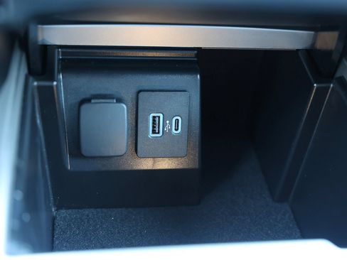 Used 2022 Ford Explorer XLT AWD/4WD image 32