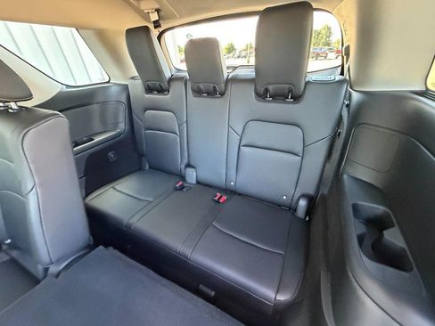 Used 2025 Nissan Pathfinder SL FWD image 17