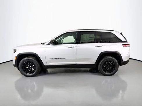 New 2025 Jeep Grand Cherokee Laredo image 4