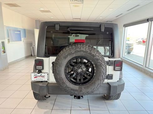 Used 2018 Jeep Wrangler Unlimited Rubicon w/ Connectivity Group image 7