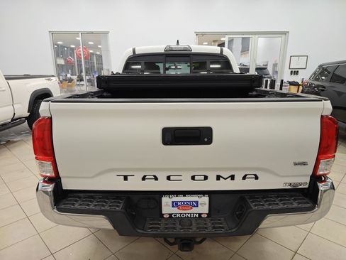 Used 2017 Toyota Tacoma SR5 image 3