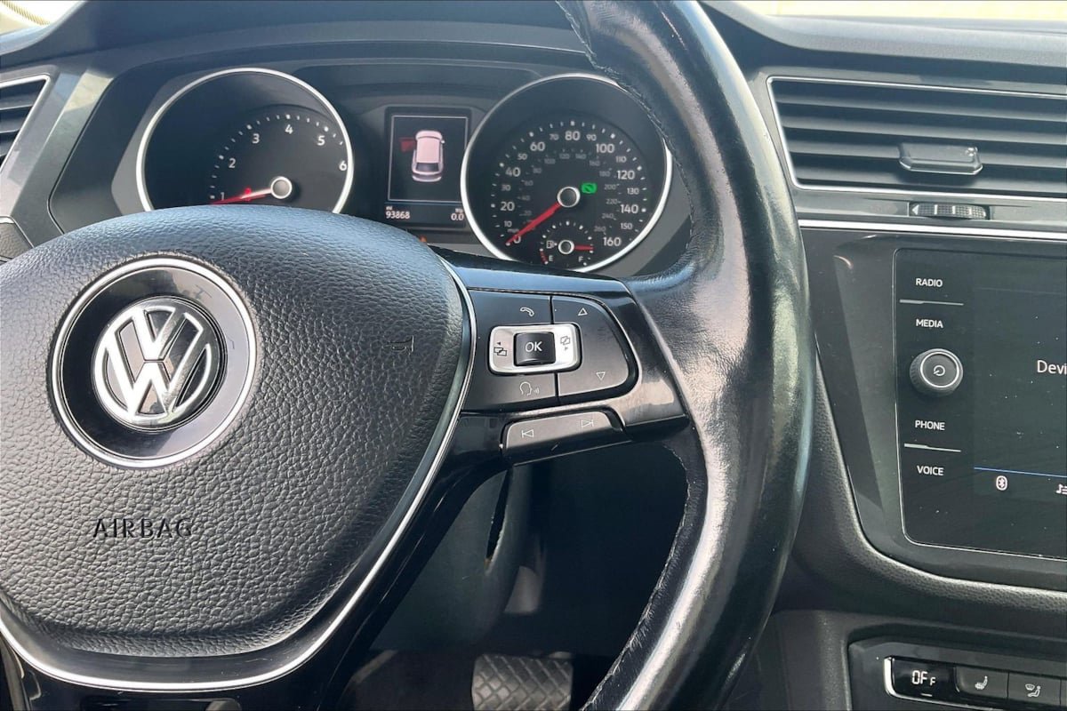 Used 2018 Volkswagen Tiguan SE w/ Panoramic Sunroof Package FWD image 19