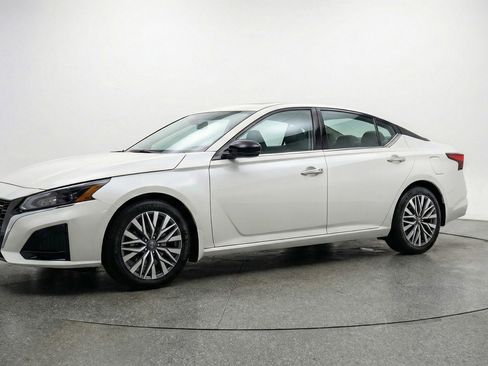 Used 2025 Nissan Altima 2.5 SV image 3
