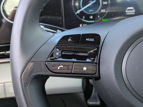 Used 2025 Hyundai Elantra Limited image 23