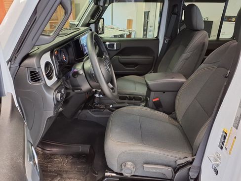 Used 2025 Jeep Gladiator Sport AWD/4WD image 20