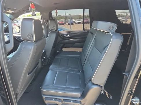 Used 2023 GMC Yukon XL SLT AWD/4WD image 8