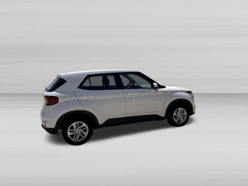Used 2024 Hyundai Venue SE FWD image 4
