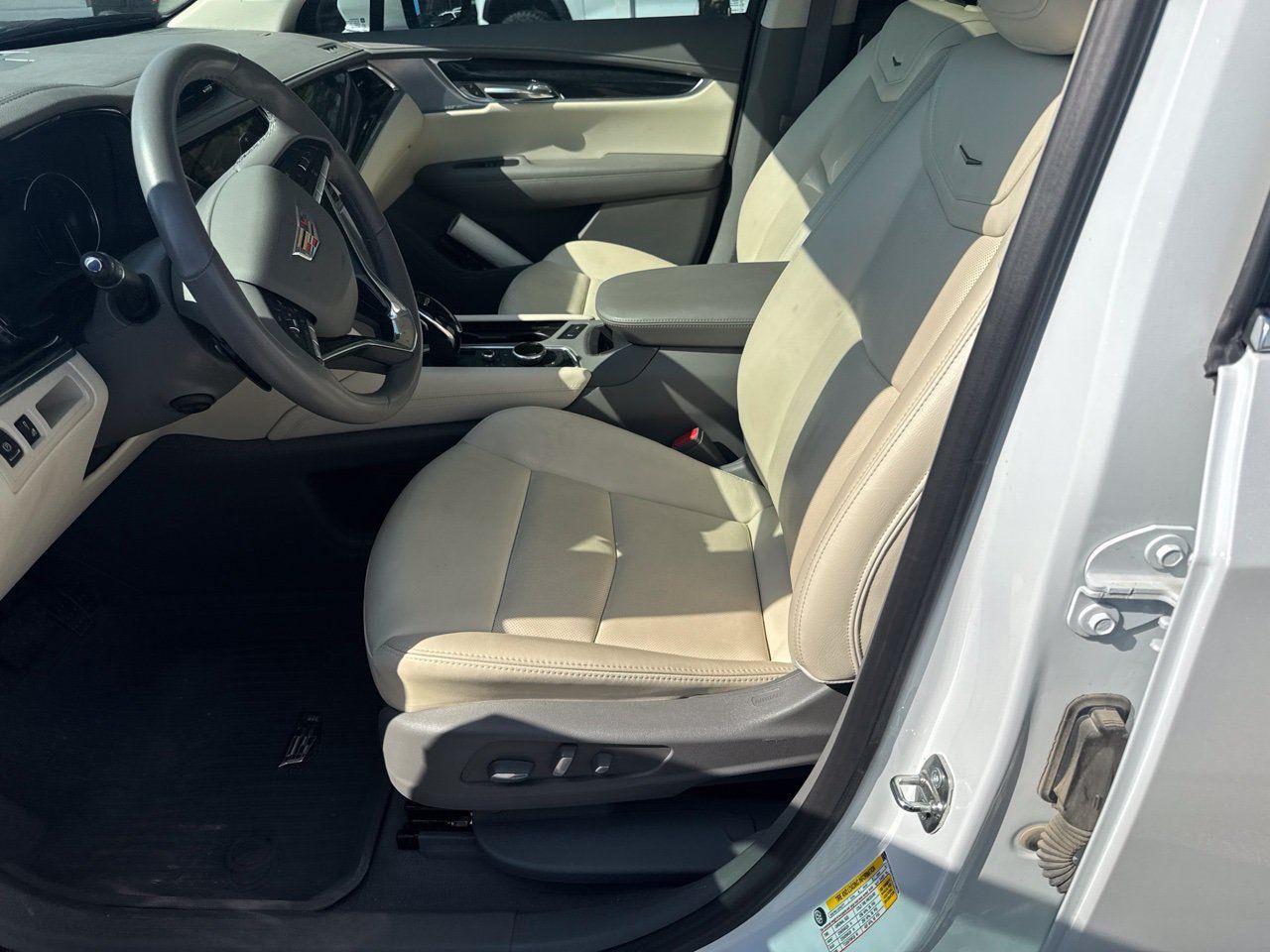 Used 2024 Cadillac XT6 Premium Luxury w/ LPO, Floor Liner Package AWD/4WD image 3