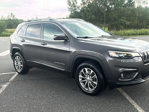 Used 2019 Jeep Cherokee Latitude Plus w/ Comfort/Convenience Group image 2