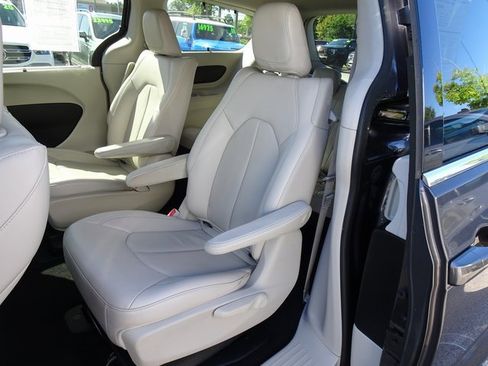 Used 2017 Chrysler Pacifica Premium image 14