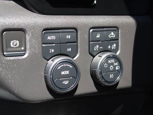 Used 2022 Chevrolet Silverado 1500 ZR2 w/ Technology Package image 19