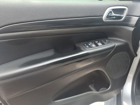 Used 2019 Jeep Grand Cherokee Laredo w/ Laredo X Package AWD/4WD image 11