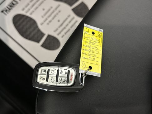 Used 2025 Chrysler Pacifica Select image 31