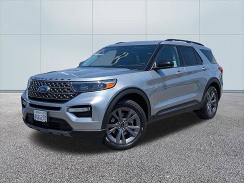 Used 2023 Ford Explorer XLT w/ Equipment Group 202A RWD image 1