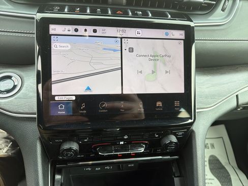 Used 2024 Jeep Grand Cherokee L Limited image 19