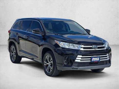 Used 2017 Toyota Highlander LE FWD image 3