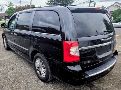 Used 2016 Chrysler Town & Country Touring-L FWD image 8