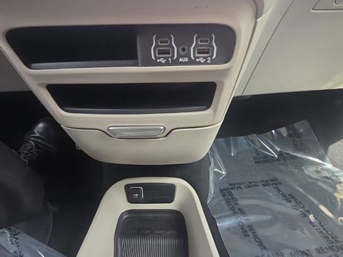 Used 2023 Chrysler Pacifica Touring-L FWD image 14