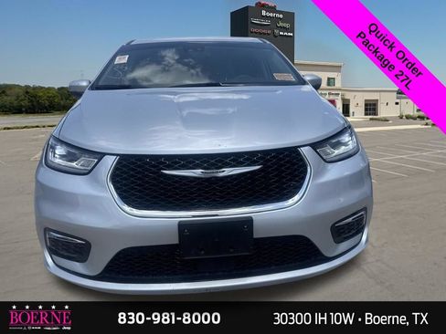 Used 2023 Chrysler Pacifica Touring-L FWD image 5