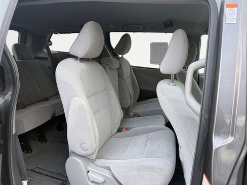 Used 2017 Toyota Sienna LE image 18
