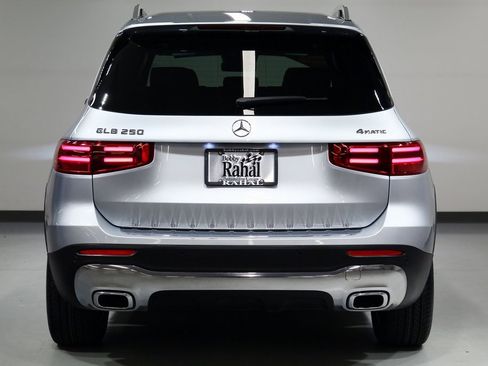 Used 2025 Mercedes-Benz GLB 250 4MATIC image 12