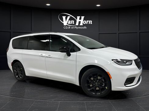 New 2026 Chrysler Pacifica Select AWD/4WD image 1