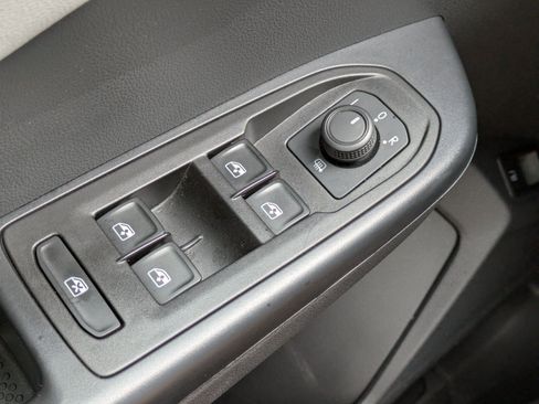Used 2023 Volkswagen Taos SE w/ Panoramic Sunroof Package FWD image 19