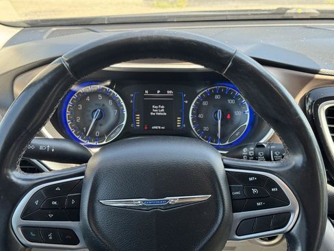 Used 2018 Chrysler Pacifica Touring-L FWD image 20