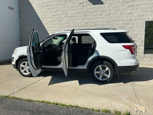 Used 2016 Ford Explorer XLT w/ Equipment Group 202A AWD/4WD image 13