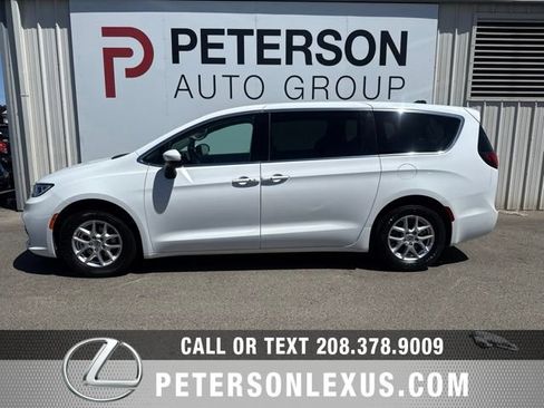Used 2023 Chrysler Pacifica Touring-L FWD image 7