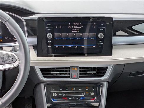 Used 2025 Volkswagen Taos SE w/ Panoramic Sunroof Package FWD image 13