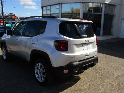 Used 2019 Jeep Renegade Latitude w/ UConnect 8.4 Nav Group image 8