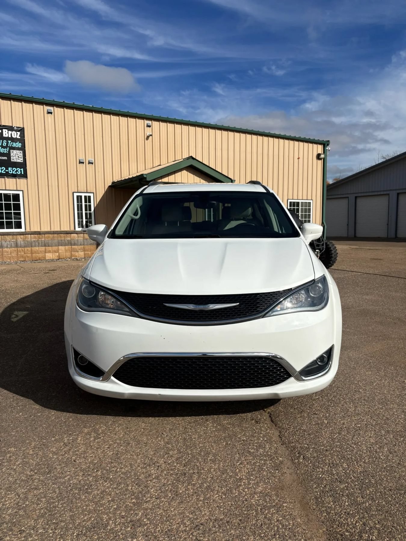 Used 2018 Chrysler Pacifica Touring-L FWD image 2