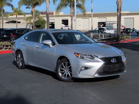 Used 2018 Lexus ES 300h w/ Navigation Package FWD image 2