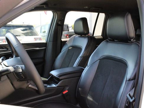 Used 2026 Jeep Grand Cherokee Altitude AWD/4WD image 10