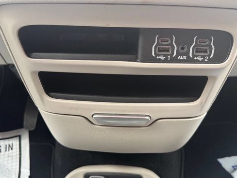 Used 2024 Chrysler Pacifica Touring-L FWD image 19