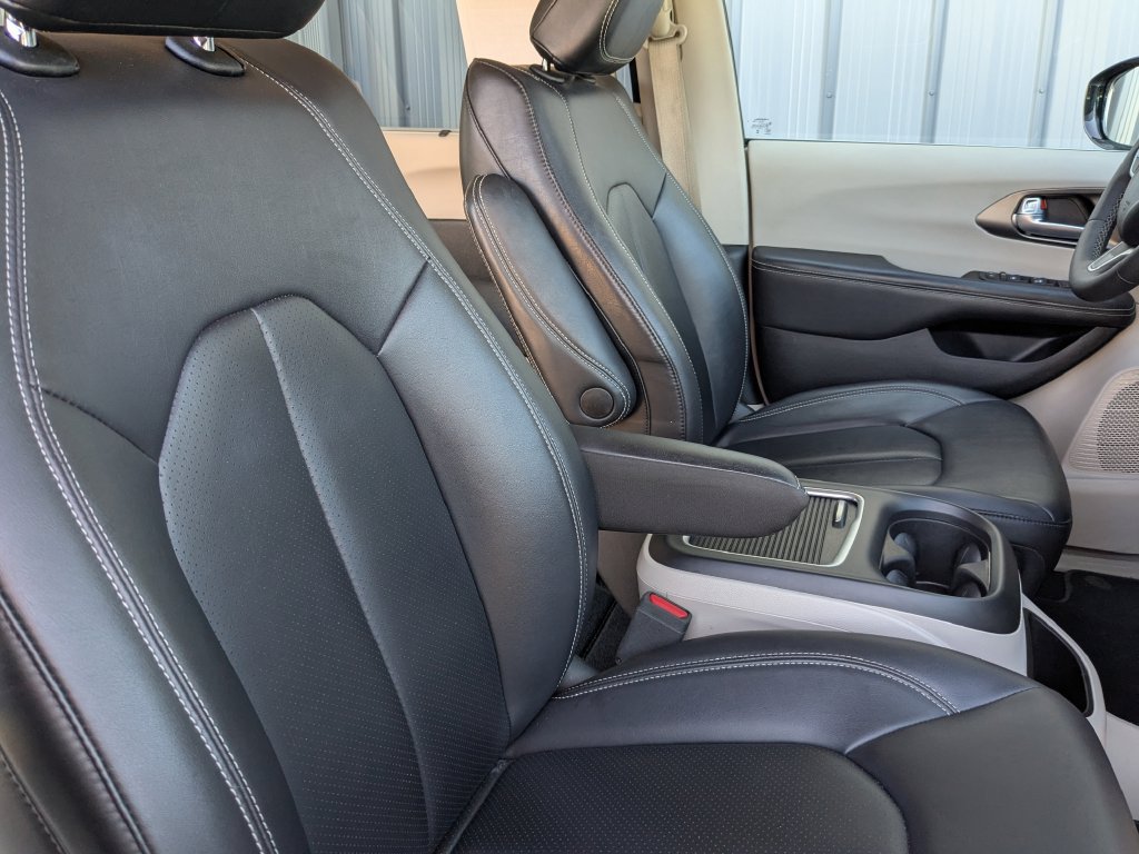 Used 2024 Chrysler Pacifica Touring-L FWD image 31