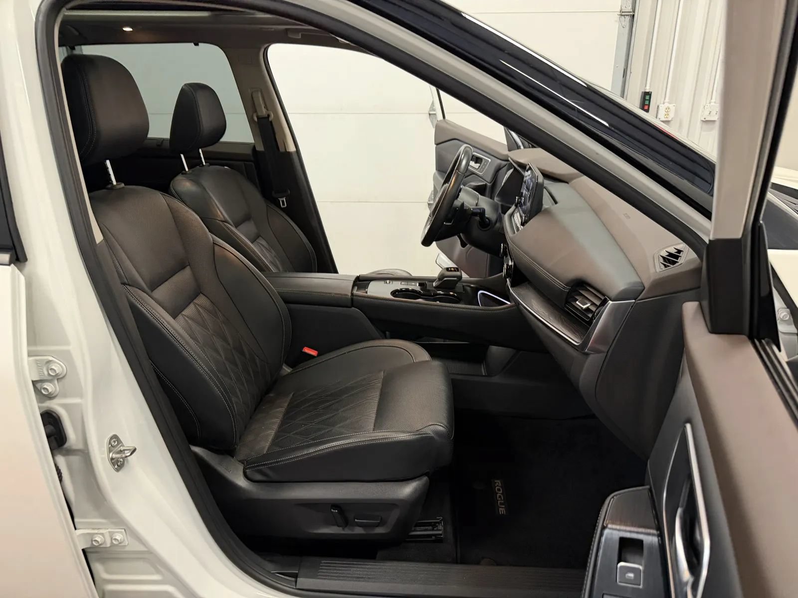 Used 2022 Nissan Rogue Platinum w/ Head-Up Display Package FWD image 43