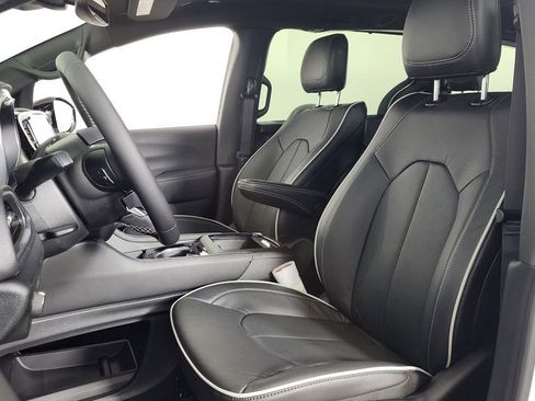 New 2026 Chrysler Pacifica Limited image 14