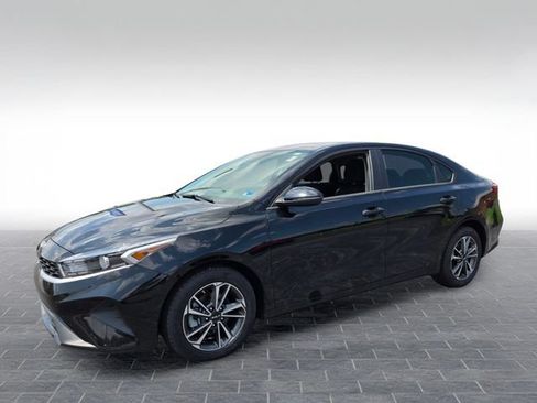 Used 2024 Kia Forte LXS w/ LXS Technology Package FWD image 3
